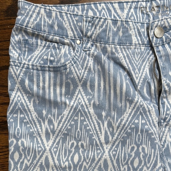 Chico's Platinum Blue and White Patterned Cropped Jeans size 12-14 (2.5) - Picture 3 of 8